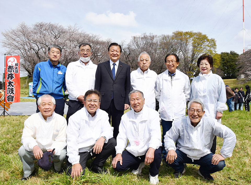 p1 左から、永瀬秀樹県議、工藤慎太郎さん、姫川佳乃さん、前原博孝市議、千葉正吾さん、新郷新聞題字書の石川みどりさんの写真